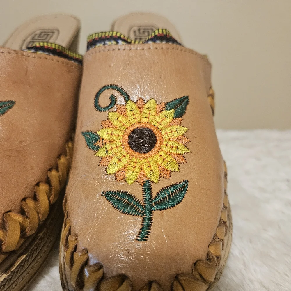 Leather Floral Embroidered Platform Wedge Women's size 6 *ay